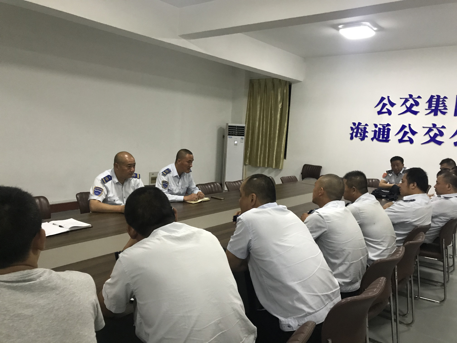 公交集團(tuán)公交事業(yè)一部召開(kāi)23路“敬老文明號(hào)”提升服務(wù)專(zhuān)題會(huì)議